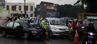 Lalu lintas pun menjadi macet dan semeraut.