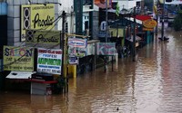 Sejumlah toko tutup akibat banjir.