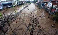 Banjir dengan ketinggian bervariasi melendan sejumlah wilayah di Jakarta. Banjir ini disebabkan meluapnya Sungai Ciliwung.