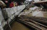 Sampah Menggunung di Jembatan Kalibata