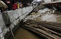  Belum ada truk sampah atau petugas yang mengangkut sampah dengan alat berat.