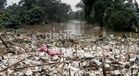  Gunungan sampah ini terbawa derasnya air Kali Ciliwung.