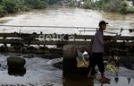 Sampah Menggunung di Jembatan Kalibata