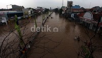 Terendam banjir, Jalan KH Abdullah Syafei, berubah bak lautan.