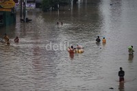 Banjir ini mencapai sedada orang dewasa.