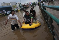 Perahu karet dan gerobak jadi transportasi di sungai dadakan.