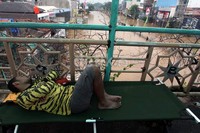 Rumahnya terendam banjir, warga tidur di JPO.
