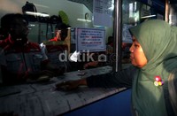 Seorang penumpang mengambil tiket gratis di loket Stasiun Juanda.