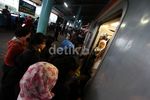 Penumpang KRL Dapat Tiket Gratis