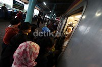 Para penumpang memasuki kereta. Tiket gratis diberikan hanya untuk KRL tujuan Depok atau Bogor.