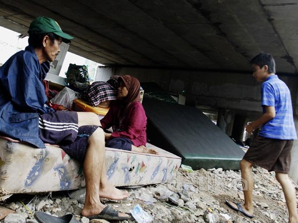 Korban Banjir Mengungsi di Kolong Jembatan