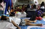 Korban Banjir Mengungsi di Kolong Jembatan