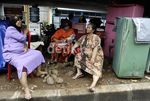 Korban Banjir Mengungsi di Kolong Jembatan