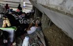 Korban Banjir Mengungsi di Kolong Jembatan