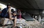 Korban Banjir Mengungsi di Kolong Jembatan