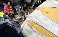 Hujan deras yang turun sepanjang hari dari kemarin sore membuat aliran air Sungai Ciliwung merendam rumah mereka.     