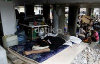 Mereka berharap banjir segera surut.