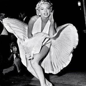 5 Penyanyi Cantik Ini Pamer Bokong di Panggung