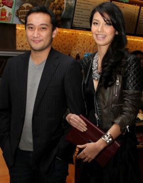 Gandeng Cowok Ganteng, Velove Vexia Senyum-senyum