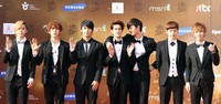 BtoB meraih Next Generation Star Award. AFP/Mohd. Rasfan.
