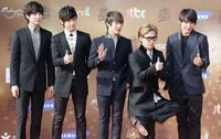FT ISLAND juga tak pulang dengan tangan kosong. Mereka mendapatkan penghargaan Disk Bonsang. (REUTERS/Bazuki Muhammad)