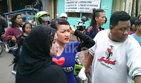 Jupe juga membawa bantuan berupa makanan dan bahan-bahan pokok lainnya.