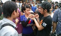 Bintang 'Gending Sriwijaya' itu rela basah-basahan demi membantu warga yang terkena musibah.