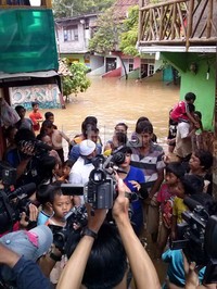 Warga pun terlihat antusias menyambut kedatangan Jupe.