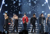 Donghae terlihat mencolok dengan jaket berwarna merah. REUTERS/Bazuki Muhammad.