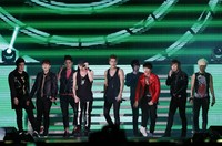 Eunhyuk Cs itu menyanyikan tiga hits mereka seperti 'Bonamana', 'Mr. Simple', dan 'Sexy, Free & Single'. Donghae dan Eunhyuk juga membuat suasana lebih berwarna dengan lagu 'Oppa Oppa'. REUTERS/Bazuki Muhammad.