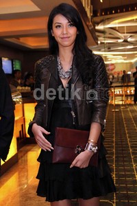 Velove terlihat cantik mengenakan dress dan jaket kulit hitam. Ayya/detikHOT.