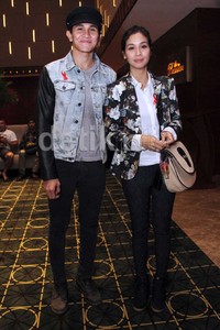 Vino terlihat mengenakan kaus abu-abu dan jaket jeans, sedangkan Marsha tampil dibalut kemeja putih dan blazer motif bunga.