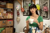 Velove berperan sebagai Indi, seorang gadis yang penuh ceria namun didiagnosa mengidap penyakit scoliosis. (IFI)
