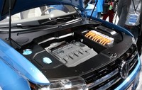Di jantung mobil ini terdapat sebuah sistem plug-in hybrid yang memadukan dua motor listrik dengan mesin diesel. (Dok VW).