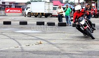 Mesin yang digendong motor sport anyar Honda itu memiliki platform yang berbeda dengan mesin MegaPro saat ini. Tapi, meski memiliki harga di bawah MegaPro, motor ini sudah mengusung sistem injeksi.