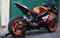 Rahmat yang memiliki motor Kawasaki Ninja 250R tahun 2011 ini membawanya ke bengkel modifikasi Baru Motor Sport (BMS) yang berada di Jalan Palmerah Barat, No.24, Jakarta Barat untuk mendandani tunggangannya layaknya motor yang ada di MotoGP. (dok. Ariawan Wijaya)