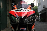 Urusan bodi dibuat dengan custom. Hal itu dilakukan agar terlihat lebih futuristik dan aerdinamis dan lekukan bodinya dibuat sedikit brbeda dengan versi asli si Kawasaki Ninja 250R. (dok. Ariawan Wijaya)