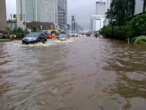 Ruas jalan HI-Sudirman Tenggelam, Belasan Motor Berjatuhan