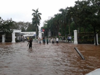 Banjir di Istana, Pintu Masuk Setneg Tergenang Selutut