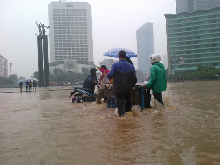 Perahu Karet Jadi Andalan Selamatkan Orang yang Terjebak Banjir di HI