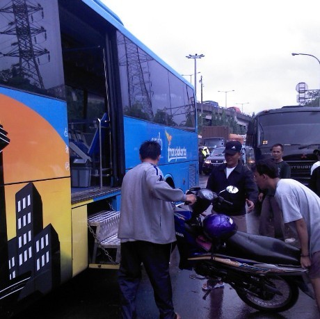 Banjir di Terowongan Cawang, Motor Diangkut Bus Feeder TransJ