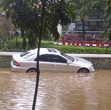 Mercy Silver Terendam Banjir di Jl Thamrin