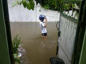  Perumahan di Kelapa Gading Banjir Sepaha