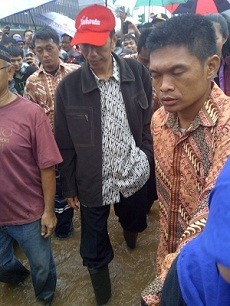 Jokowi Cek Tanggul Jebol di Latuharhary