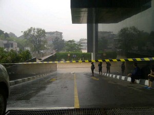 6 Jam Terjebak Banjir di Basement Plaza UOB, 2 Karyawan Masih Dicari