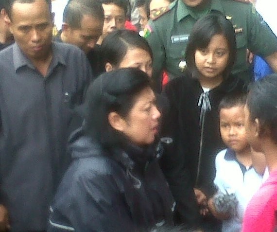 Ibu Ani Sapa Korban Banjir Kalibata
