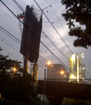 Dikhawatirkan Ambruk, Baliho di Jembatan Kuningan Dipreteli