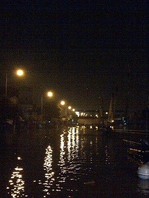 Malam Tiba, Casablanca-Kampung Melayu Masih Terputus