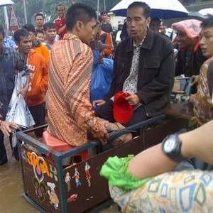 Tengok Pengungsi Banjir Kampung Melayu, Jokowi Bawa 3 Ton Beras