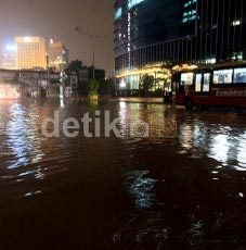 Jelang Dini Hari, Banjir di Bundaran HI Masih Tinggi